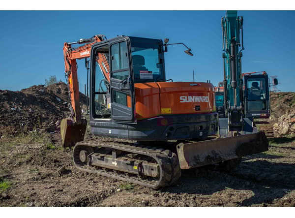 Midiexcavator SUNWARD 90 UF de vanzare